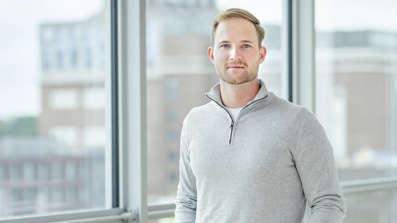 Ansprechpartner steht an einem Fenster